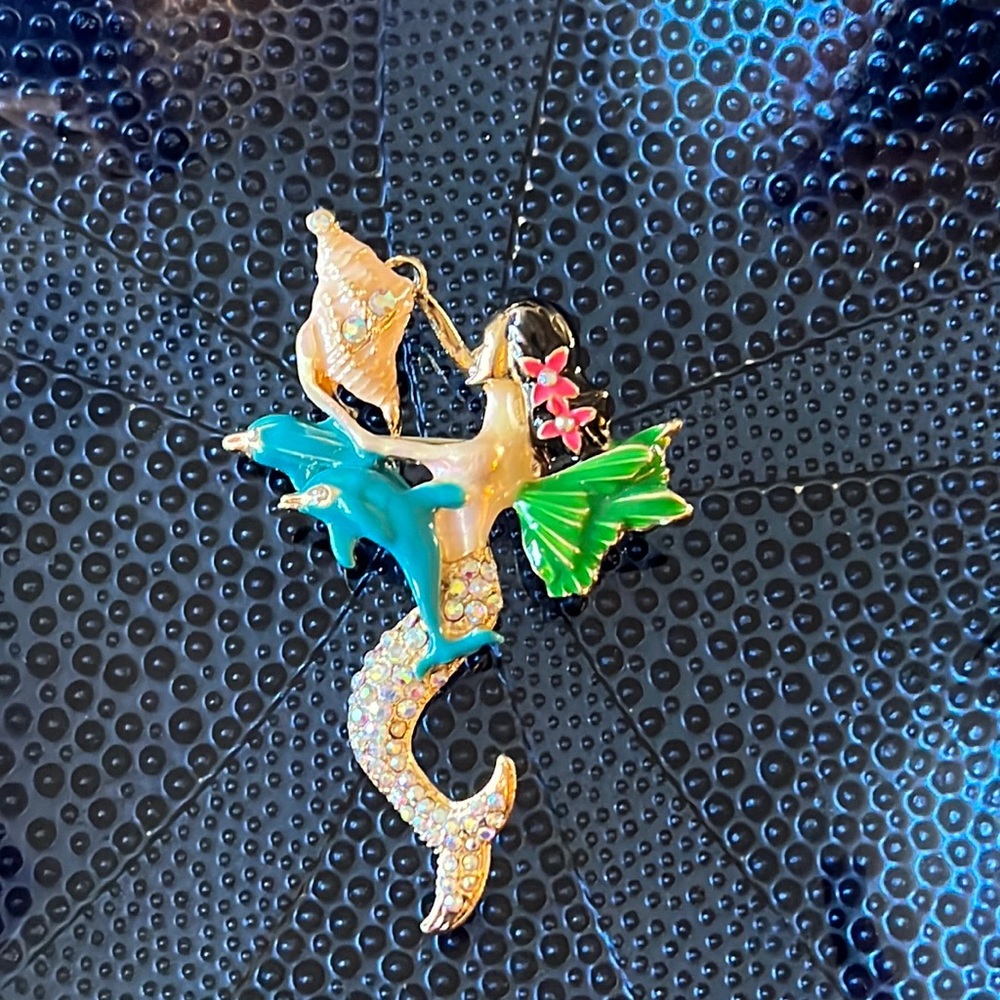 🧜‍♀️ Mermaid & Dolphins Brooch